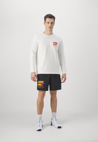 Nike Performance FORM - Pantalón corto de deporte - black/sundial/vivid purple