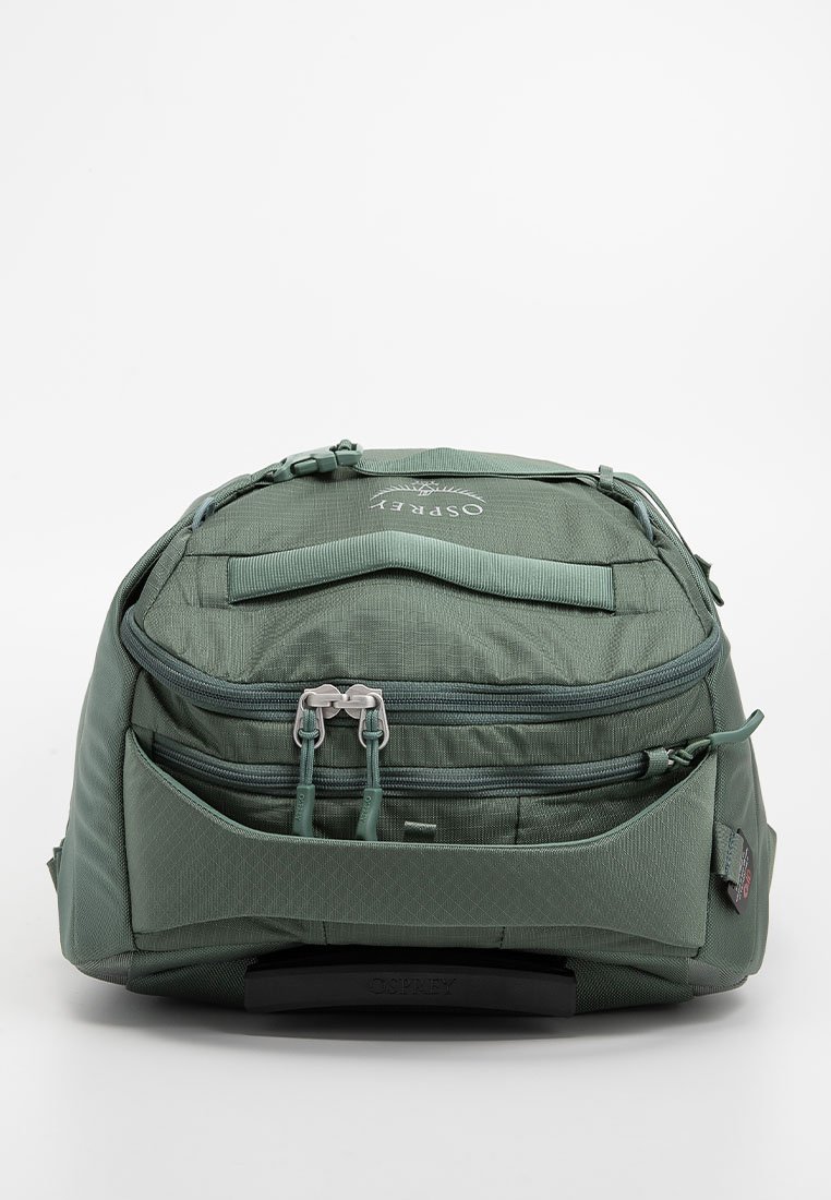 Grüner Nylon-Rucksack mit mehreren Reißverschlussfächern, gepolstertem Rücken und einem Logo. Hat eine strukturierte Form und eine strukturierte Oberfläche.