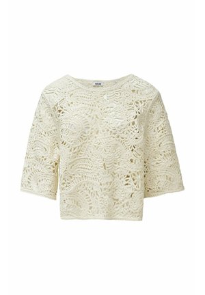 Top de crochet en color blanco roto con escote redondo y mangas cortas y anchas. Presenta intrincados patrones florales y un acabado texturizado.