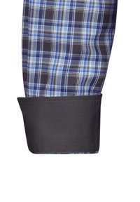 Cuff di camicia a quadri blu e grigio con tessuto contrastante grigio scuro, caratterizzato da una texture liscia e un orlo netto.