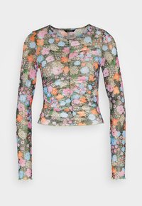 Långärmad, genomskinlig topp med ett blommönster i rosa, blått och orange på en mörkgrön bakgrund; har en rund halsringning och rynkning.