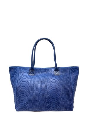 Borsa a tracolla blu con motivo testurizzato a scaglie e due manici arrotondati su sfondo bianco.