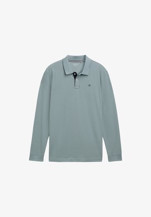 Polo a maniche lunghe di colore azzurro chiaro con colletto a contrasto blu navy. Realizzato in cotone, presenta un piccolo logo sul lato sinistro del petto. Vestibilità classica.