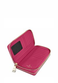 Portafoglio in pelle fucsia con zip dorata, scomparti interni per carte e tasca trasparente per l'ID; superficie testurizzata e dettaglio del logo del marchio visibile.