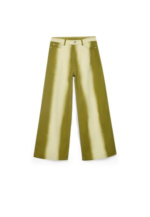 Weite Hose in glänzendem olivgrünen Finish mit einem kontrastierenden helleren vertikalen Streifen, klassischen Taschen und silbernen Hardware-Details.