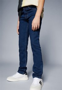 Tommy Hilfiger SKATER DESTRUCTIONS - Jeans Slim Fit - blue denim