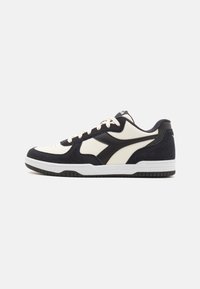 Sneakers con tomaia in pelle crema, dettagli in suede blu scuro e marchio nero. Suola in gomma bianca con battistrada nero testurizzato.