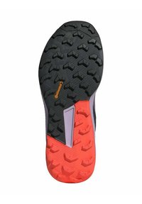 Semelle noire et rouge avec un motif texturé. Comprend un design de prise avec des crampons triangulaires et un logo Continental sur le côté.