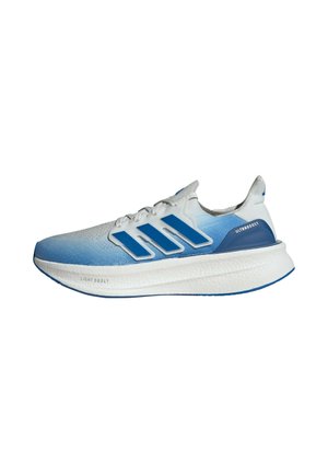 Chaussure de course Adidas Ultraboost blanche et bleue avec trois bandes bleues, tige en maille et semelle épaisse amortissante avec technologie Light Boost.