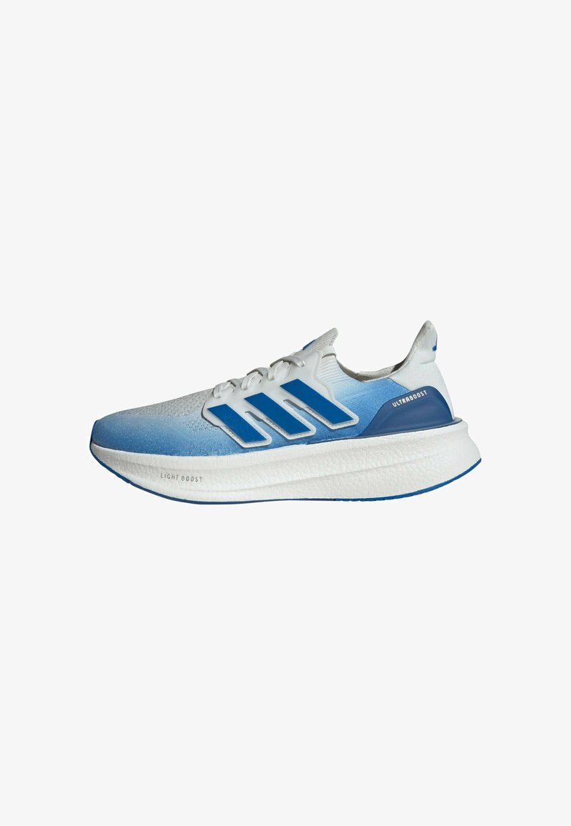 Chaussure de course Adidas Ultraboost blanche et bleue avec trois bandes bleues, tige en maille et semelle épaisse amortissante avec technologie Light Boost.