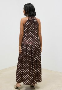 Next GLOSSY SATIN POLKA DOT - Maxi sukně - brown