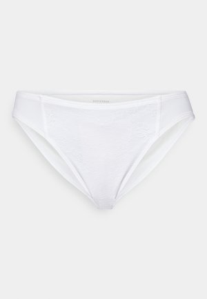 Slip bianchi in pizzo con un morbido elastico in vita e un motivo floreale sul pannello frontale, progettati per comfort e flessibilità.