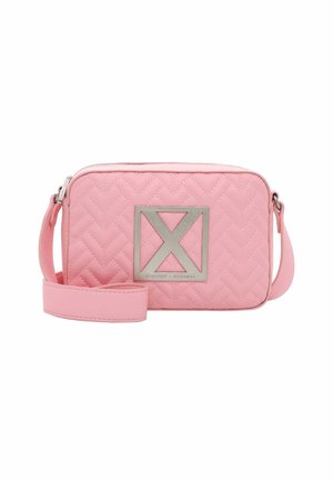 Gevoerde roze schoudertas met een rechthoekige vorm, zilverkleurige hardware met een opvallend logo en een afneembare schouderband voor veelzijdigheid.