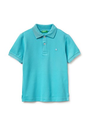 Turquoise poloshirt met korte mouwen, twee knopen, klein wit logo op de linkerborst en een opgevouwen kraag, op een witte achtergrond.