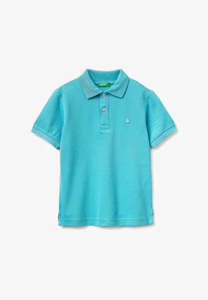 Polo turchese a maniche corte con due bottoni, piccolo logo bianco sul petto sinistro e colletto piegato su sfondo bianco.