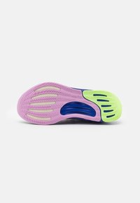 adidas Performance SUPERNOVA STRIDE - Silniční běžecké boty - off white/green spark/lucid blue