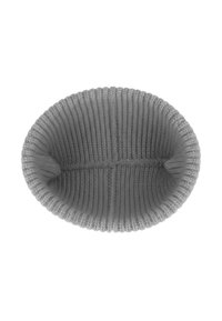 Panier en tricot gris avec un motif texturé en côtes, de forme ovale et avec une large ouverture. Le matériau doux offre flexibilité et solidité.