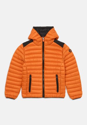 Πουκαμίσα από υλικό με επένδυση σε πορτοκαλί χρώμα με κουκούλα, με μαύρες λεπτομέρειες στους ώμους και τους φερμουάρ, πολλές τσέπες με φερμουάρ και ριμπ τελείωμα.