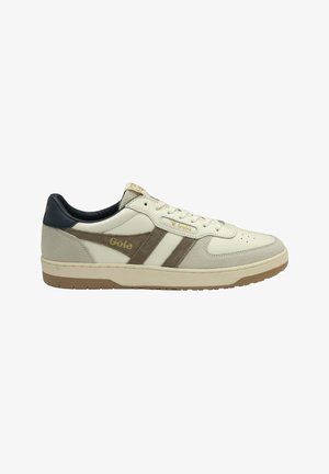 Sneaker Gola beige e marrone low-top con dettagli in suede, chiusura frontale con lacci, punta traforata, colletto nero sul tallone e suola in gomma.