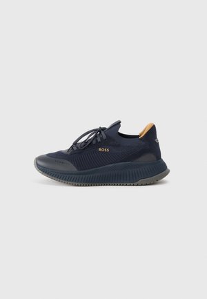 Marineblaue Sportschuhe mit gestricktem Obermaterial, strukturierten Akzenten und Gummisohle. Verfügt über ein Schnürdesign und "BOSS"-Logo an der Seite.