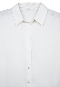 Camicia bianca con colletto classico, realizzata in tessuto liscio. Presenta una fila di bottoni lungo la parte anteriore, con una finitura leggermente lucida.