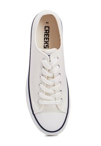 Weiße Leinen-Sneaker mit fünf Ösen, weißen Schnürsenkeln und marineblauen Akzenten. Runde Zehenpartie mit Gummikappe und kontrastierender schwarzer Sohle. Größe 44.