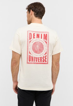 Beige T-Shirt mit großem rotem Grafikdruck auf der Rückseite mit dem Text "DENIM UNIVERSE", Kurzarm und lässiger Schnitt.