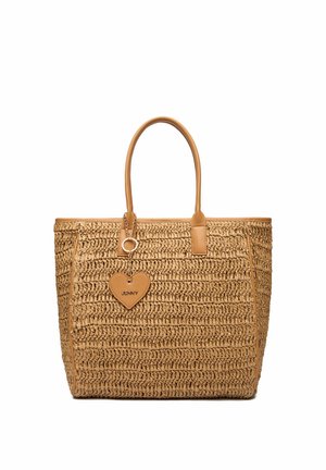 Beżowa pleciona torba na ramię z dwoma uchwytami i skórzaną zawieszką w kształcie serca z wygrawerowanym napisem „JENNY”, wiszącą na srebrnym łańcuszku.