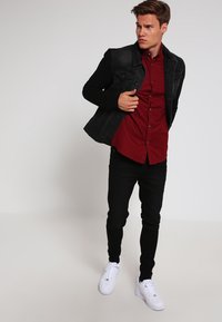 Jack & Jones JORGAVIN SLIM FIT - Camisa - syrah
