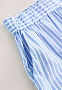 Sinivalkoraidallinen kangas, jossa on kerätty vyötärö, sileä rakenne ja ilmava laskeutuminen; sopii rentoon pukeutumiseen tai kesäisiin asuihin.