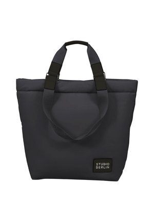 Grau Tote Bag aus weichem, gepolstertem Stoff, mit zwei stabilen Griffen und rechteckiger Form. Hat ein schwarzes Etikett mit dem Text "STUDIO BERLIN".