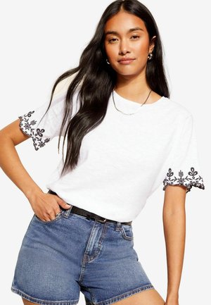 SHORT SLEEVE CONTRAST BRODERIE REGULAR FIT - Tričko s potlačou - white