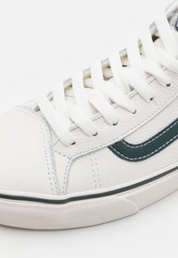 Vans MID SKOOL 37 UNISEX - Sapatilhas de cano alto - blanc de blanc/darkest spruce