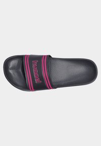 Svart slide-sandal med ett texturerat band, försedd med rosa ränder och "hummel"-logotyp i framträdande bokstäver. Platt sula.