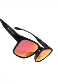 Črna sončna očala iz karbonskih vlaken z ogledalnimi roza lečami, širokimi okvirji in poševnimi kraki z blagovno znamko na ročaju.