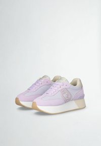 Sneaker viola con una combinazione di mesh e suede, caratterizzate da una suola platform bianca, punta rotonda e design con lacci e dettagli dorati.