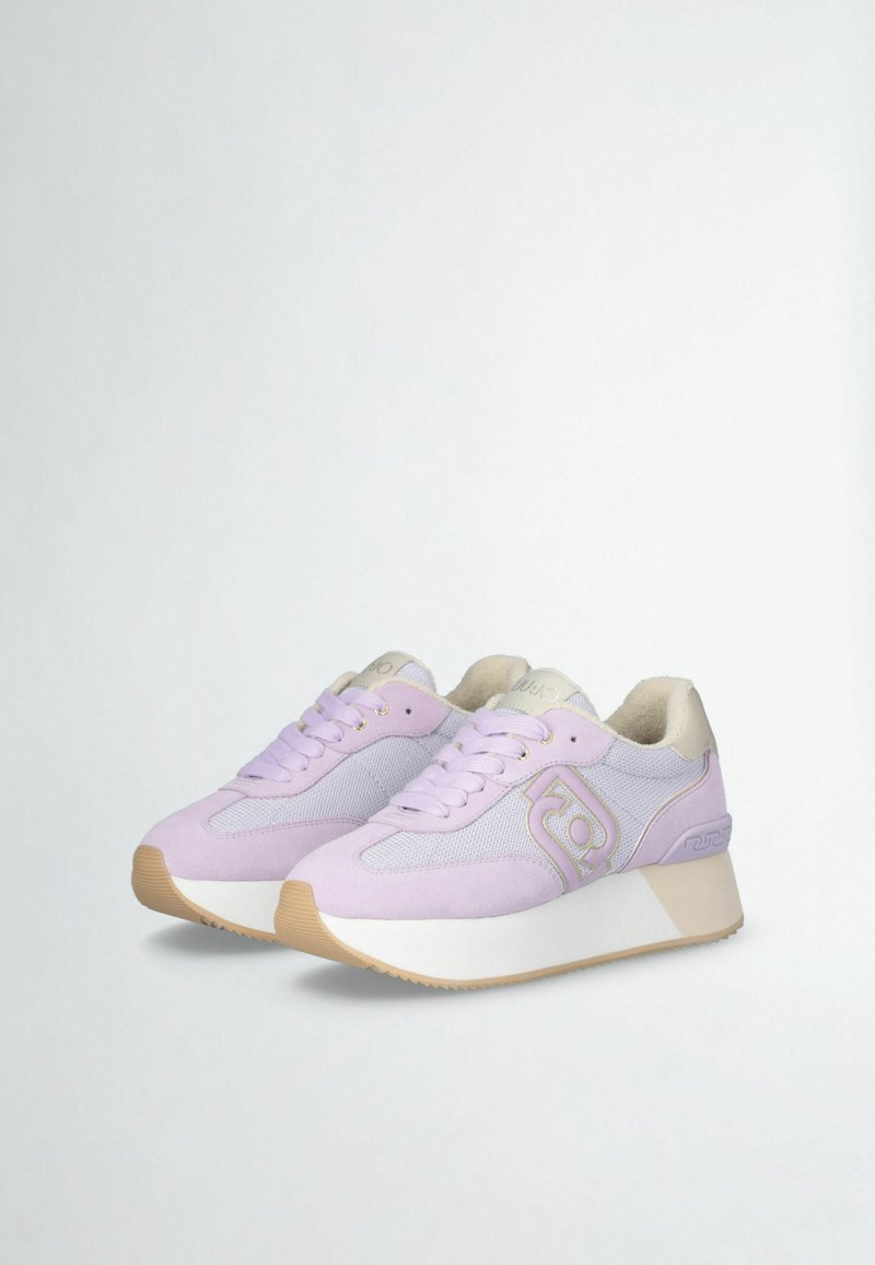 Paarse sneakers met een mix van mesh en suede, voorzien van een witte plateauzool, ronde neus en vetersluiting met gouden accenten.