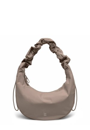 Miękka, taupe, półksiężycowa torba na ramię z pofałdowanym uchwytem i bocznymi sznurkami, z małym logo "GOT BAG" na dole, na środku.
