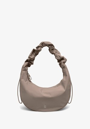 Miękka, taupe, półksiężycowa torba na ramię z pofałdowanym uchwytem i bocznymi sznurkami, z małym logo "GOT BAG" na dole, na środku.
