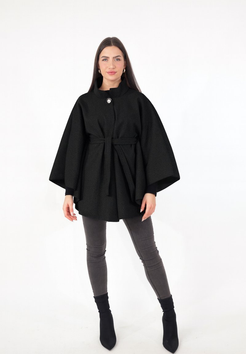 Schwarzer Cape-Mantel aus strukturiertem Stoff, mit rundem Ausschnitt, Knopfverschluss und einem taillierten Gürtel.