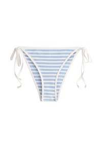 Bas de bikini rayé horizontal bleu clair et blanc avec bordure blanche et liens latéraux sur fond blanc.