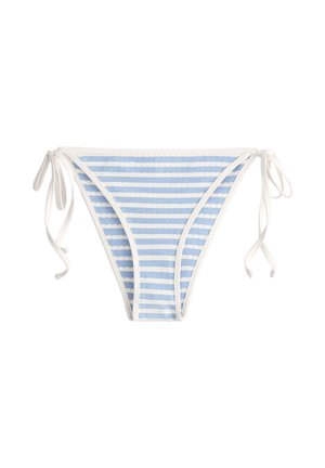 Hellblauer und weißer Bikini-Slip mit horizontalen Streifen, weißem Besatz und seitlichen Bändern auf weißem Hintergrund.
