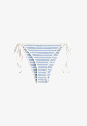Hellblauer und weißer Bikini-Slip mit horizontalen Streifen, weißem Besatz und seitlichen Bändern auf weißem Hintergrund.