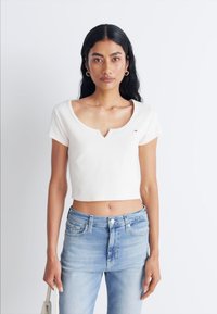 Tommy Jeans NECKLINE DETAIL  - Jednoduché tričko - ancient white