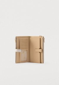 Brązowy portfel na zamek błyskawiczny z wieloma miejscami na karty, przezroczystym okienkiem na identyfikator i gładką skórzaną powierzchnią. Posiada zapięcie na zatrzask i kontrastujące akcenty.