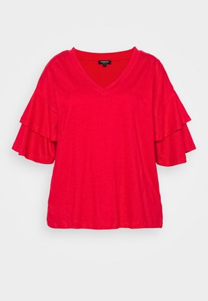 Haut rouge pour femme à manches courtes avec manches à volants superposés et col en V, présenté sur un fond blanc uni.