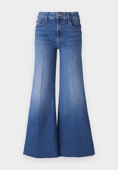 Calças de ganga flare em azul médio, com uma cintura alta, design de cinco bolsos e um acabamento desbotado que realça a flare desde o joelho até abaixo.