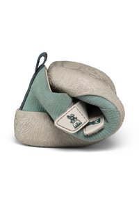 Pantofole grigio chiaro con suola in gomma strutturata e tomaia in tessuto verde morbido. Presentano una forma curva e un motivo decorativo in rilievo.