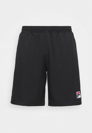 Schwarze Sportshorts mit elastischem Bund und kleinem Fila-Logo am unteren linken Bein, dargestellt vor weißem Hintergrund.