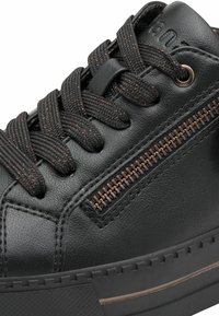 Sneakers en cuir noir avec lacets noirs, œillets en métal et une fermeture éclair décorative avec des détails marron sur le côté ; semelle en caoutchouc texturé.